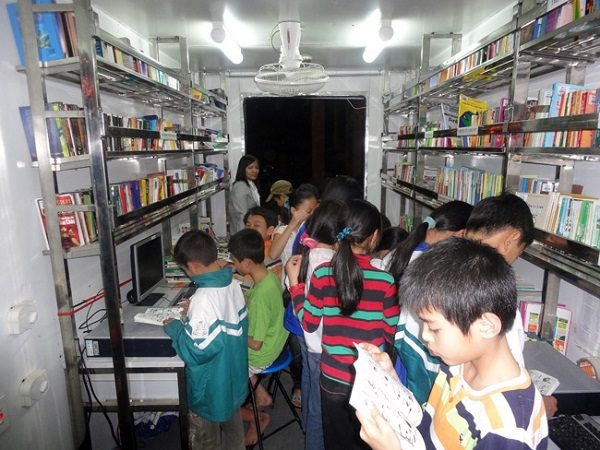 Xe thư viện lưu động phục vụ các em học sinh tại Yên Bái - đây là một mô hình hiệu quả 