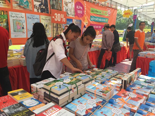 Tại Hội sách, rât nhiều gian hàng giảm giá, khuyến mại các xuất bản phẩm để bạn đọc lựa chọn