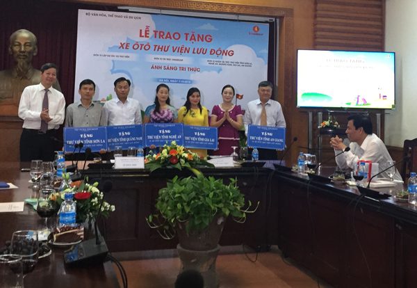 Lễ trao tặng xe ô tô thư viện lưu động cho 5 tỉnh 