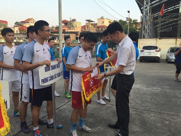 Tặng cờ lưu niệm cho các đội bóng tham gia Giải
