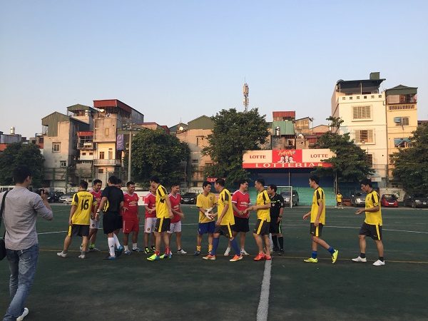 Các đội ra sân thi đấu