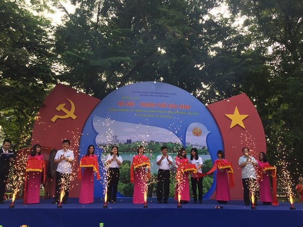 Lễ cắt băng khai mạc Triển lãm
