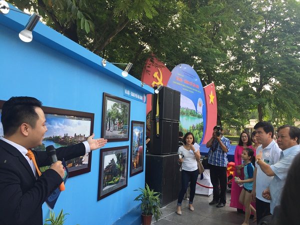 Các đại biểu tham quan Triển lãm
