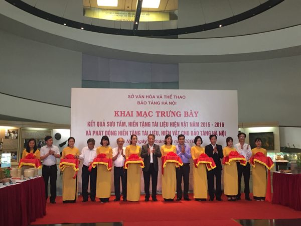 Lễ cắt băng khai mạc trưng bày
