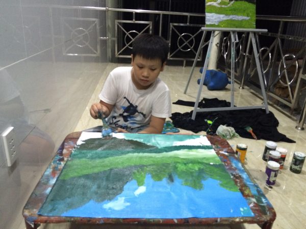 Đi về đến nhà là An say mê vẽ tranh