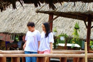 Người mẹ “liều mạng” và những chuyến du lịch giúp con trai tự kỷ thỏa sức vẽ tranh