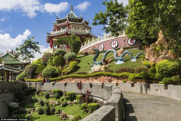 Ngôi đền Đạo giáo ở Cebu, Philippines mở cửa cho tất cả mọi người đến cầu nguyện các vị thần ban cho họ những điều họ mong muốn hay tìm ra câu trả lời cho những quyết định trong cuộc sống