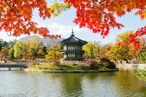 Cung điện Gyeongbokgung, Seoul, Hàn Quốc: Được xây dựng vào năm 1395, thường được gọi là Cung Cảnh Phúc, nằm ở phía bắc Seoul, Hàn Quốc. Đây là cung điện chính và lớn nhất trong năm cung điện của triều đại Triều Tiên. Vào cuối thế kỷ 16, cung Cảnh Phúc bị phá hủy hoàn toàn và được xây dựng lại vào năm 1868.