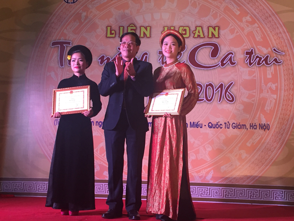 2 thí sinh đạt Giải Tài năng xuất sắc: Nguyễn Thu Thảo (Giáo phường Ca trù Thái Hà) - phải và Đinh Thị Vân (CLB Ca trù Lỗ Khê) - trái
