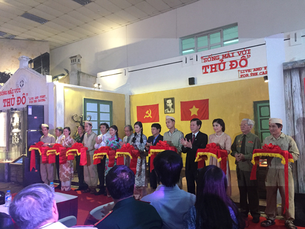 Lễ cắt băng khai mạc Triển lãm