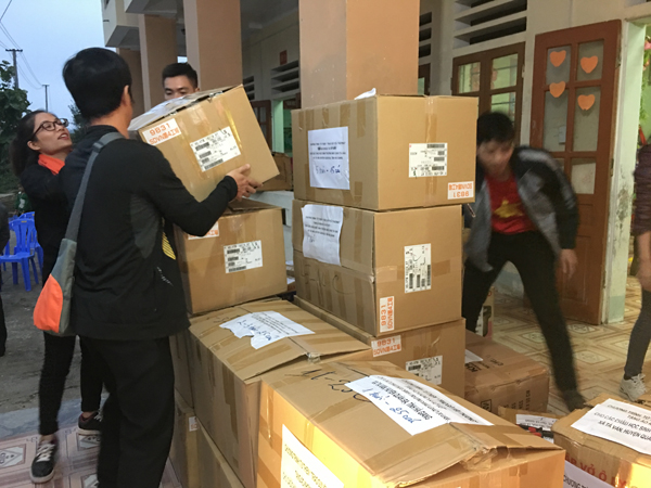 770 xuất quà đã được trao tận tay các em học sinh... 