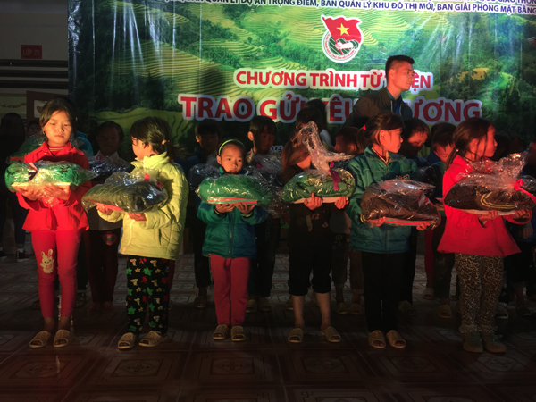 Phần quà gửi tới các em là những tấm áo ấm và những trang vở trắng