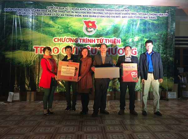 ...cùng nhiều đồ dùng hữu ích được trao tặng cho trường 