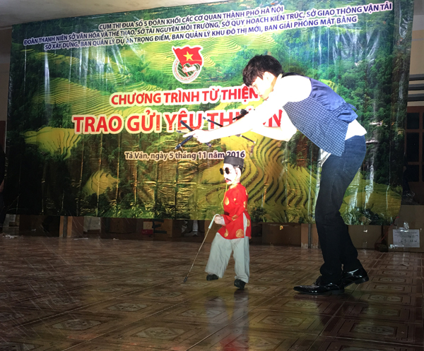 Tiết mục "Ông già xì tin" của Nhà hát mùa Rối Thăng Long