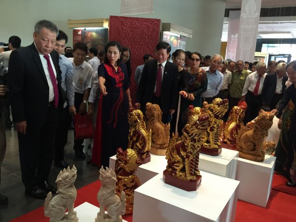 Các đồng chí lãnh đạo tham quan triển lãm 
