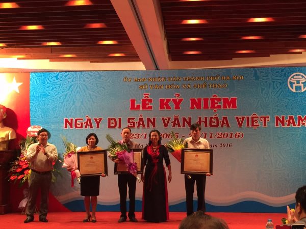 Trao chứng nhận Di tích quốc gia cho đại diện của 3 di tích của Hà Nội 