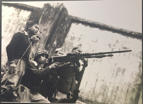 Một tổ trọng liên của đội tự về nhà ga Hà Nội đang theo dõi máy bay địch, năm 1946-1947