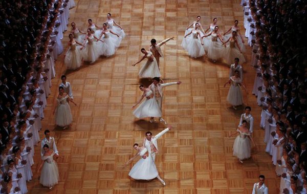 Các vũ công ba lê biểu diễn trong lễ khai mạc Vũ hội Opera ở Vienna, Áo ngày 4/2