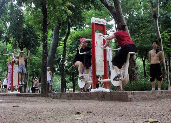 Người dân hào hứng với máy tập thể dục công cộng