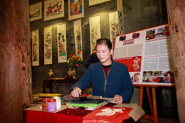 Giới thiệu và trình diễn tranh dân gian tại đình Kim Ngân. Ảnh: Hanoimoi.com
