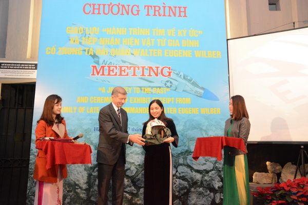 Bà Nguyễn Thị Bích Thuỷ - Trưởng ban Ban quản lý Di tích Nhà tù Hoả Lò nhận hiện vật từ gia đình Trung tá Hải quân Walter Eugene Wilber