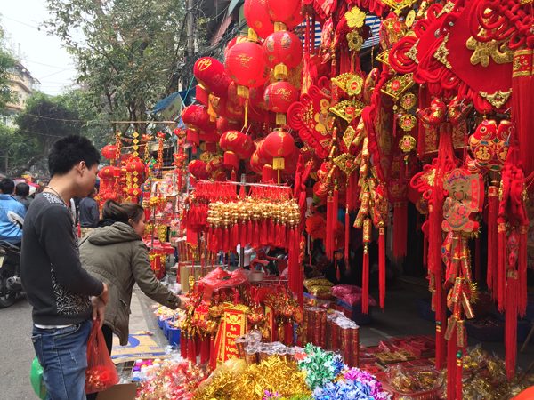 ...những món đồ trang trí với tông màu rực đỏ