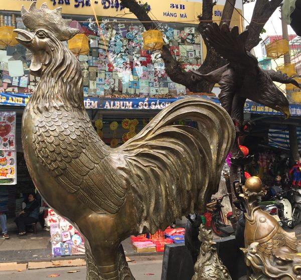 Những chú gà là mặt hàng được nhiều người quan tâm hỏi mua với mong muốn một năm Đinh Dậu giàu sức khỏe, đầy tài lộc