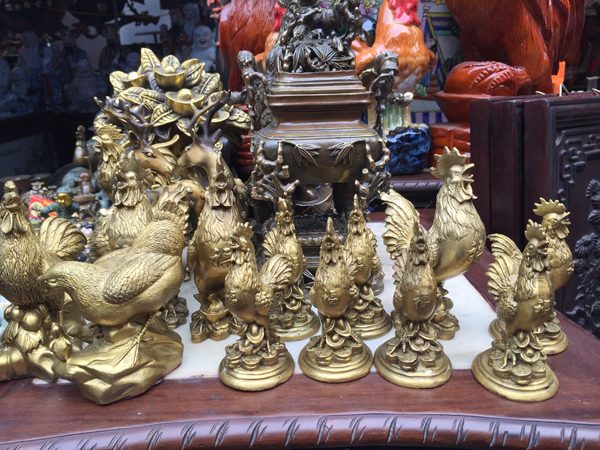 Không nhộn nhịp như dãy phố bán hoa, những hàng đồ cổ, mỹ nghệ có vẻ trầm hơn...