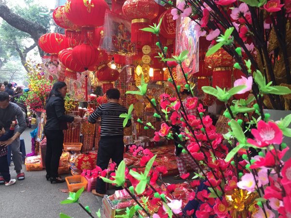 Khu phố Hàng Mã, Hàng Lược... luôn tấp nập người mua, kẻ bán với nhiều mặt hàng đáp ứng nhu cầu của người dân ngày Tết