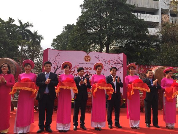 Các đại biểu cắt băng khai mạc Phố Sách Xuân Đinh Dậu 2017