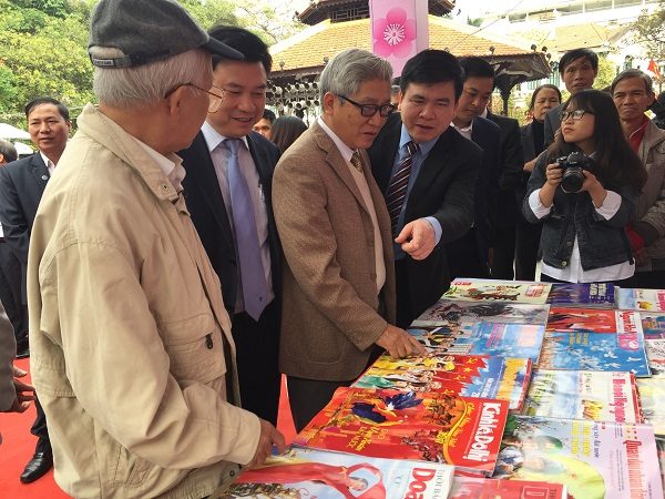 Khu trưng bày báo Tết, báo Xuân