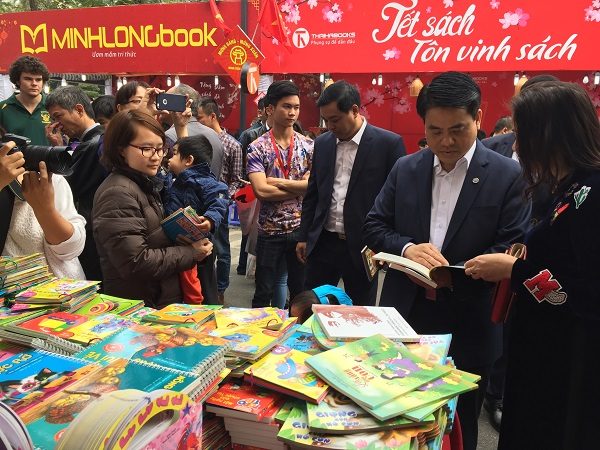Chủ tịch UBND TP Nguyễn Đức Chung tham quan Phố sách Xuân 2017