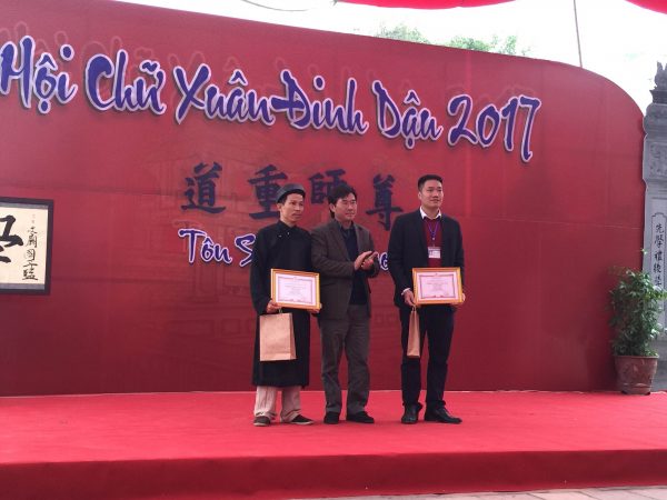 Trao giải cho hai tác giả giành giải Nhất