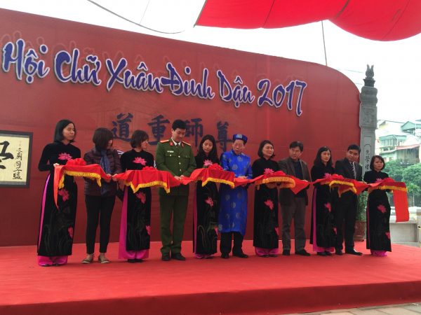 Cắt băng khai mạc Hôi chữ
