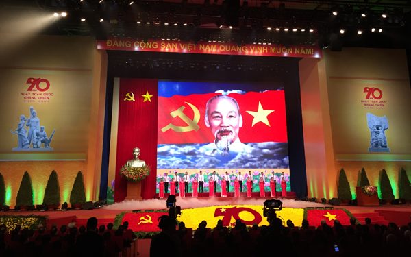 hủ tướng chỉ đạo việc tổ chức lễ hội, tổ chức kỷ niệm ngày thành lập, ngày truyền thống phải bảo đảm trang trọng, tiết kiệm, an toàn, hiệu quả, tránh phô trương, hình thức, lãng phí