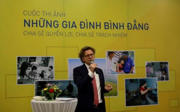 Đại sứ Thụy Điển Pereric Hogberg phát biểu tại buổi phát động cuộc thi ảnh
