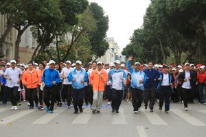 Khoảng 7.000 người tham dự Ngày chạy Olympic “Vì sức khỏe toàn dân” và phát động Giải chạy báo Hànộimới 2017