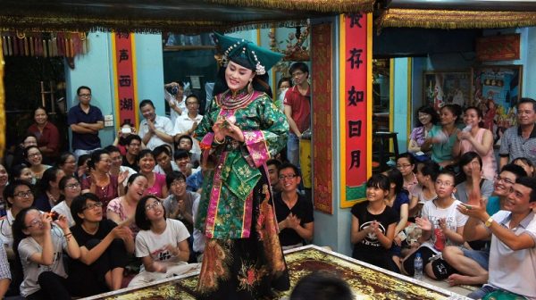Thực hành Tín ngưỡng thờ Mẫu Tam phủ thu hút được rất nhiều sự quan tâm của cộng đồng. (Nguồn: DSX)