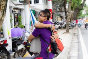 Ngày hội ôm quốc tế – Yêu thương xin đừng để đó
