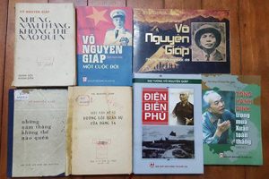 Hội sách cũ trưng bày sách về Đại tướng Võ Nguyên Giáp