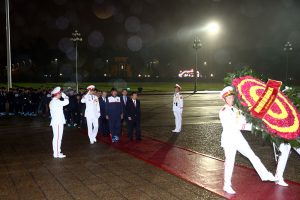 23 Việt Nam báo công trước Lăng Chủ tịch Hồ Chí Minh.