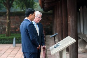 Văn Miếu – Quốc Tử Giám đón nhận bảng thông tin giới thiệu về di tích do Chính phủ Australia trao tặng