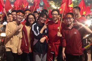 Phó Thủ tướng Vũ Đức Đam xuống đường cổ vũ U23 Việt Nam