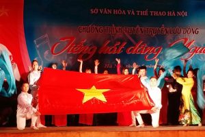 Văn nghệ tuyên truyền lưu động ở cơ sở chủ đề “Tiếng hát dâng Người”