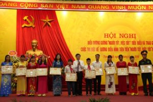 Huyện Thạch Thất biểu dương gương “Người tốt, việc tốt” và trao giải cuộc thi viết về gương điển hình tiên tiến “Người tốt, việc tốt” năm 2018