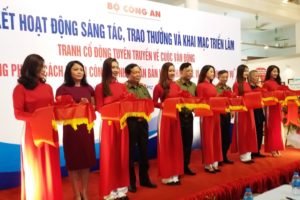 Triển lãm tranh cổ động tuyên truyền về cuộc vận động “Xây dựng phong cách người CAND bản lĩnh, nhân văn vì nhân dân phục vụ”