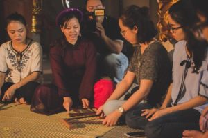Bạn trẻ Hà Nội trải nghiệm hát Ca trù làng Chanh Thôn