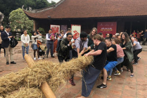 Trò chơi kéo co Hàn Quốc hấp dẫn du khách tại Văn Miếu – Quốc Tử Giám
