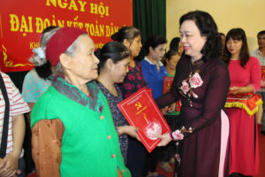 Phó Bí thư Thường trực Thành ủy Ngô Thị Thanh Hằng dự “Ngày hội đại đoàn kết toàn dân tộc” khu dân cư Vĩnh Thuận, Thanh Trì, Hoàng Mai