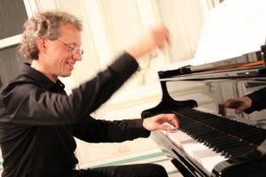 Nghệ sĩ dương cầm nổi tiếng người Áo Robert Lehrbaumer biểu diễn tại Hà Nội